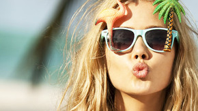 blonde-woman-with-sunglasses_phixr