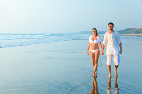 Honeymoon-Couple-on-a-beach-of-Goa_phixr